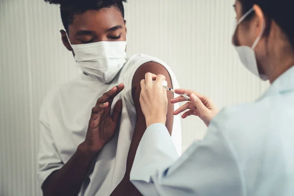 Unge man besöker skicklig läkare på sjukhuset för vaccination — Stockfoto