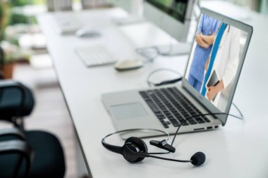 Doktorun hastayla aktif olarak konuşması için internet üzerinden teletıp görüntüsü