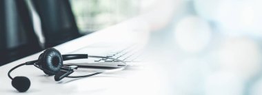 Çağrı merkezindeki kulaklık ve müşteri destek ekipmanları aktif hizmete hazır.