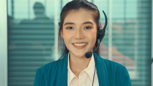 Videosamtal kamera syn på affärskvinna talar aktivt i videokonferens — Stockfoto