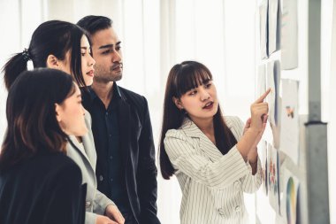İş adamları daire içinde otururken iş projesini ustaca tartışıyor
