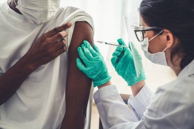 Genç adam, aşı için yetenekli doktoru hastanede ziyaret ediyor.