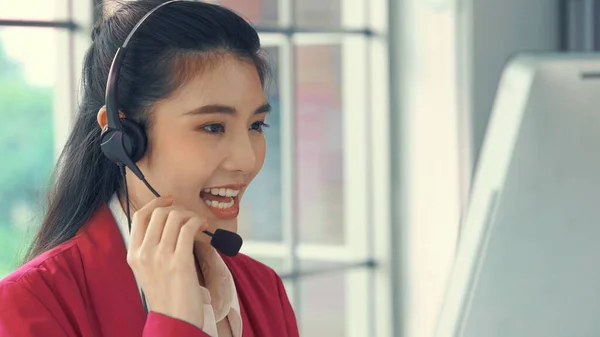 Empresaria con auriculares trabajando activamente en la oficina — Foto de Stock