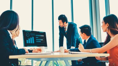 Yaratıcı bilgisayar yazılımı ile teknolojiyi analiz eden iş görsel verileri