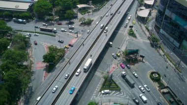 Metropolis şehir merkezinde işlek otoyol kavşağı. Ulaştırma ve altyapı kavramı .