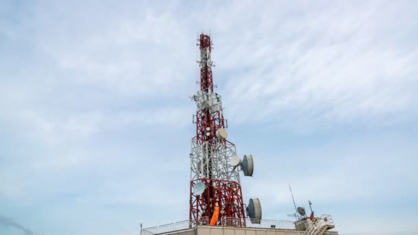 Lapso Tiempo Torre Telecomunicaciones Contra Cielo Las Nubes Fondo Concepto — Vídeo de stock