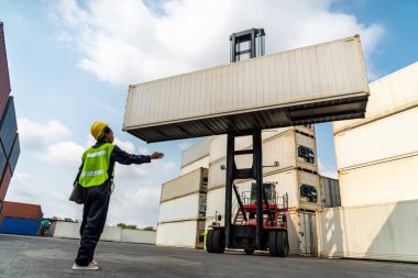 Denizaşırı nakliye konteynerinde çalışan genç Afrikalı Amerikalı kadın.