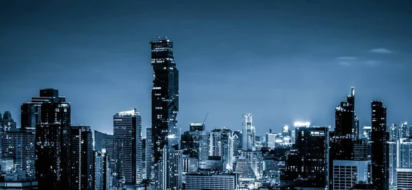 Paisaje urbano de filtro azul y edificios de gran altura en el centro de la ciudad de Metrópolis — Foto de Stock