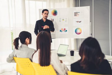 İş adamları daire içinde otururken iş projesini ustaca tartışıyor