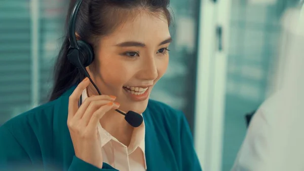 Femme d'affaires portant un casque travaillant activement au bureau — Photo