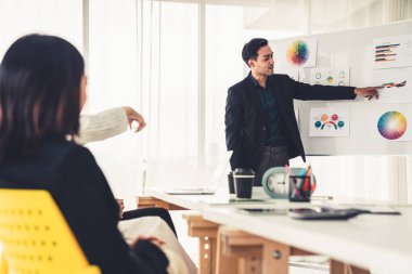 İş adamları daire içinde otururken iş projesini ustaca tartışıyor