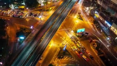 Metropolis şehir merkezinde gece vakti yoğun karayolu kavşağında zaman aşımı