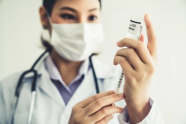 Yetenekli doktor aşıyı enjeksiyondan önce yeterince hazırlayın.