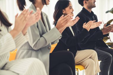 İş kadını, iş projesinde yeterlilikle yer alırsa ekipten kutlamalar aldı