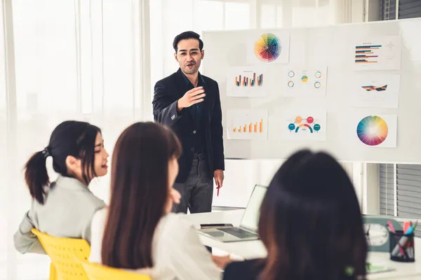 Affärsmän diskutera arbetsprojekt skickligt medan du sitter i cirkel — Stockfoto