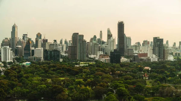 Bela paisagem urbana do pôr-do-sol e edifícios altos no centro da cidade de metrópole — Fotografia de Stock
