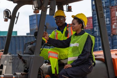 Tersanede forklift kullanan Afrikalı erkek ve kadın. .