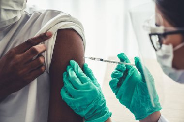 Genç adam, aşı için yetenekli doktoru hastanede ziyaret ediyor.