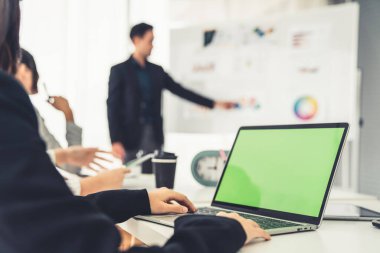 İş kadını ofis odasında bilgisayarı ustalıkla kullanıyor. .