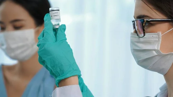 Young woman visits skillful doctor at hospital for vaccination — Stock Photo, Image