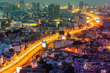 Metropolis şehir merkezinde şehir manzarası ve otoyol