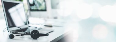 Çağrı merkezindeki kulaklık ve müşteri destek ekipmanları aktif hizmete hazır.