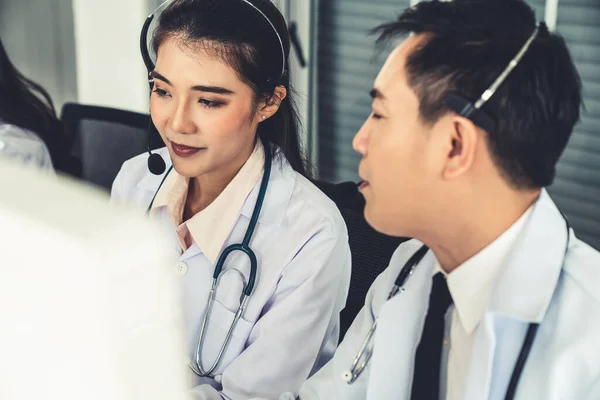 Läkare team bär headset talar aktivt på videosamtal på sjukhus klinik — Stockfoto