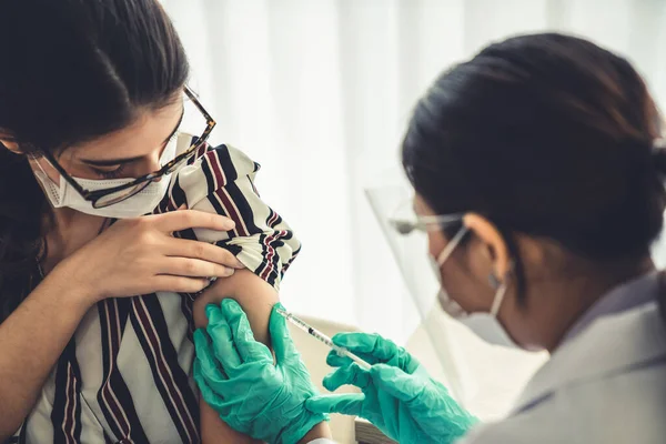 Ung kvinna besöker skicklig läkare på sjukhuset för vaccination — Stockfoto