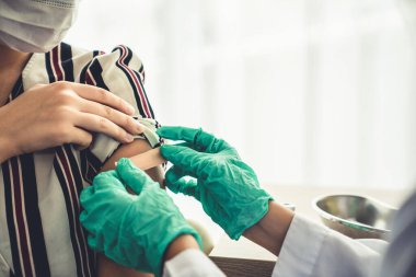 Genç bayan, aşı için yetenekli doktoru hastanede ziyaret ediyor.