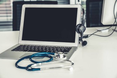 Klinikteki kulaklık ve doktor ekipmanları hasta için aktif destek için hazır.