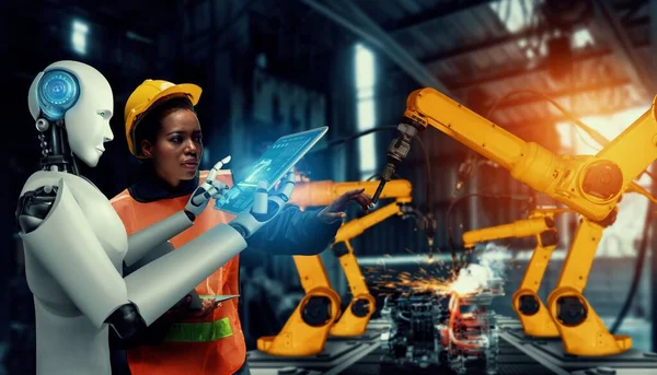Mekanize endüstri robotu ve insan işçileri gelecekteki fabrikada birlikte çalışıyorlar. — Stok fotoğraf