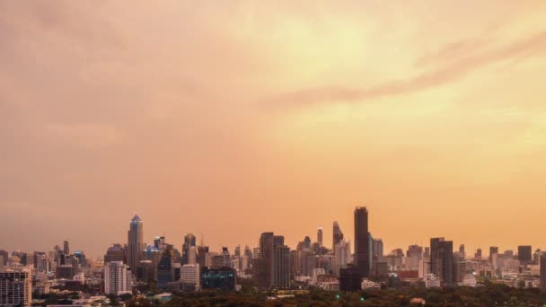 Metropolis 'teki şehir ve binaların gündüz ve gece geçiş süreleri — Stok video