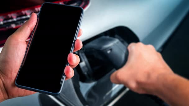 EV estación de carga para coche eléctrico con el estado del cargador de la aplicación móvil — Vídeo de stock