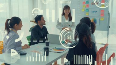 Şirket personeli toplantısındaki iş adamları imrendirici grafikle