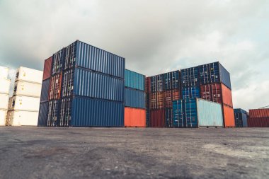 Denizaşırı nakliye için ağır makineli kargo konteynırı. .