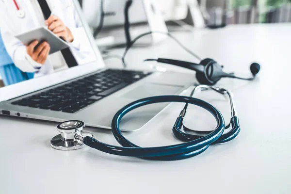 Telemedicine szolgáltatás online videohívás orvosnak, hogy aktívan csevegjen a beteggel — Stock Fotó
