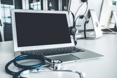 Klinikteki kulaklık ve doktor ekipmanları hasta için aktif destek için hazır.