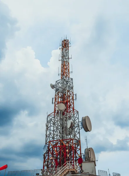 Duża wieża telekomunikacyjna na tle nieba i chmur w tle — Zdjęcie stockowe