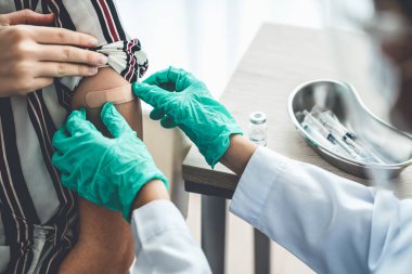 Genç bayan, aşı için yetenekli doktoru hastanede ziyaret ediyor.