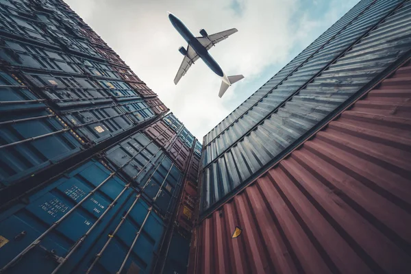 Avión de carga volando por encima del contenedor de envío en el extranjero —  Fotos de Stock