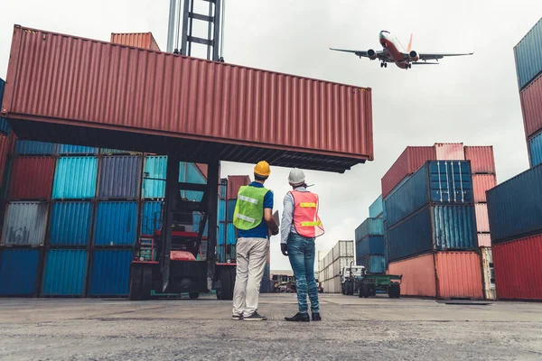 Industriarbetare arbetar med medarbetare i containerhamn utomlands — Stockfoto