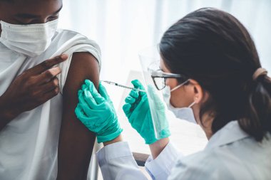 Genç adam, aşı için yetenekli doktoru hastanede ziyaret ediyor.