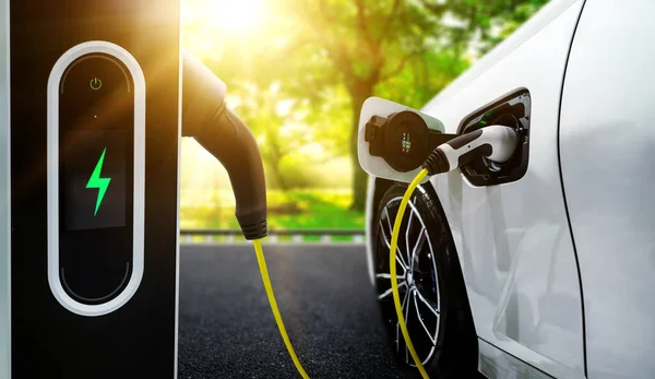 EV nabíjecí stanice pro elektromobily v koncepci zelené energie a ekologické energie — Stock fotografie