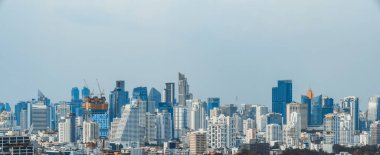Metropolis şehir merkezindeki şehir manzarası ve yüksek binalar