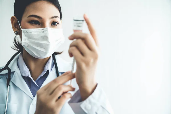 Un medico esperto prepara il vaccino con competenza prima dell'iniezione — Foto Stock