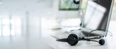 Çağrı merkezindeki kulaklık ve müşteri destek ekipmanları aktif hizmete hazır.