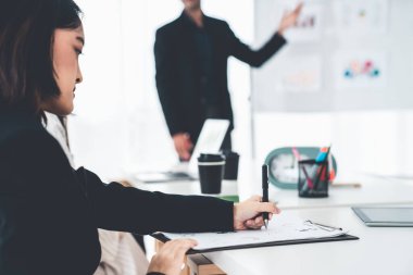 İş kadını toplantı yapıyor. Ofis odasında kağıt yazıyor. .