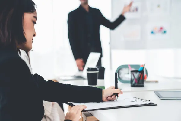 Bizneswoman w spotkaniu biznesowym pisania papieru sprawnie w pokoju biurowym . — Zdjęcie stockowe