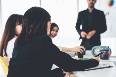 İş adamları daire içinde otururken iş projesini ustaca tartışıyor