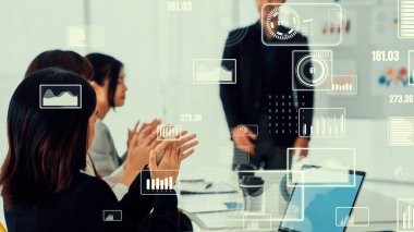 Şirket personeli toplantısındaki iş adamları imrendirici grafikle